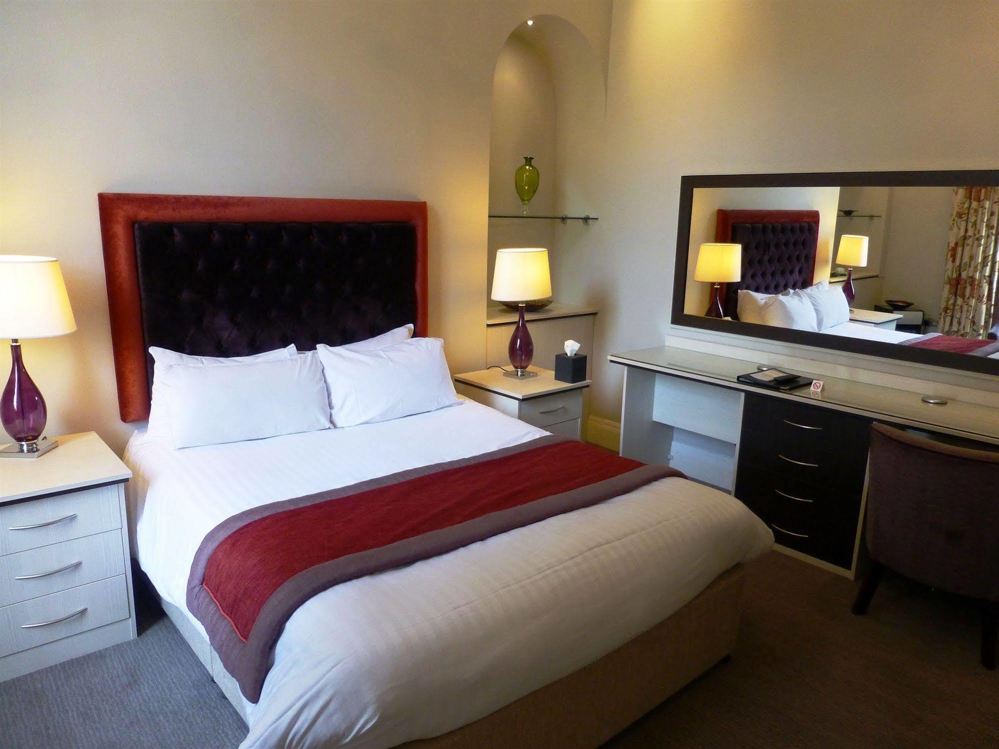 The Riverside House Hotel Mildenhall Kültér fotó